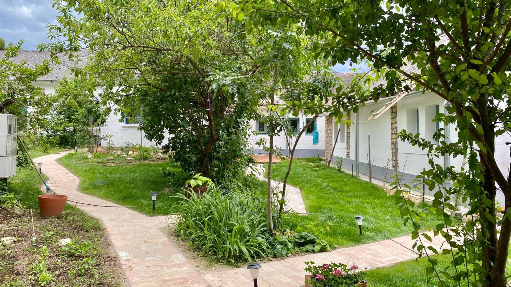 Hotel Kali Kerted Vendeghazak Karolin Neni Haza Monoszlo Exterior foto